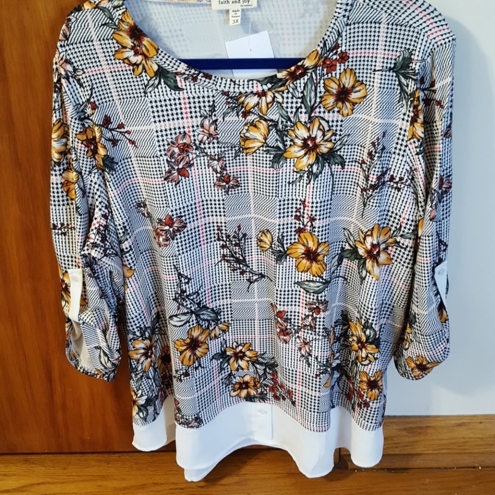 Woman's Pretty flowered split-back blouse